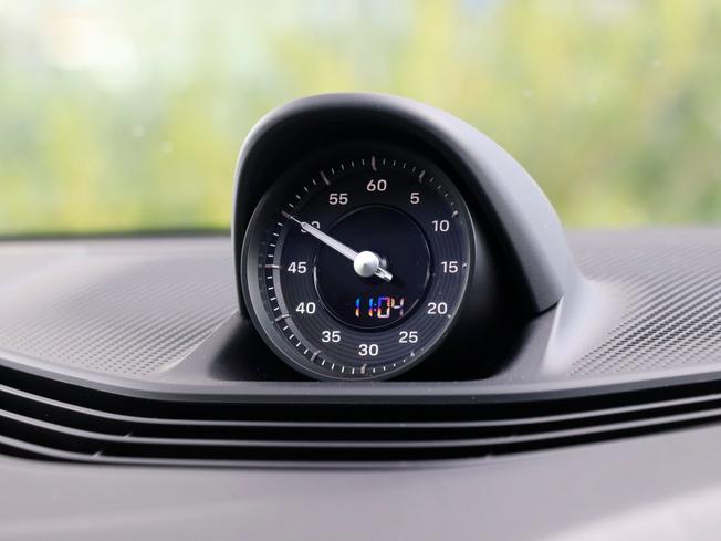 PORSCHE Taycan Photo 16