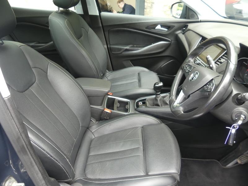 Vauxhall Grandland X Photo b96ffc22-c98e-4390-9b29-3693252d57e3.jpg