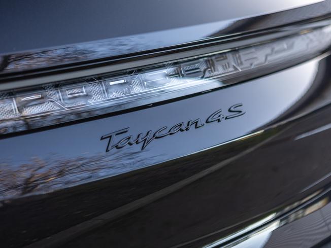 PORSCHE Taycan Photo 38