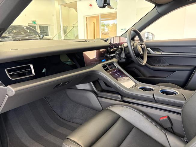 Porsche Taycan Photo 23