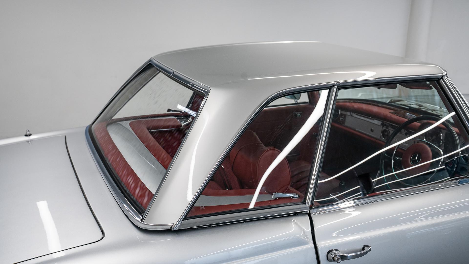Mercedes-Benz 280 SL Photo b99d3d20-f937-4931-936f-7ed0525e1851.jpg