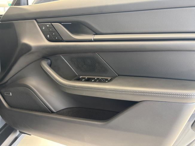 PORSCHE Taycan Photo 20