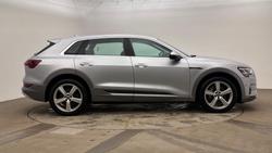AUDI e-tron Photo 4