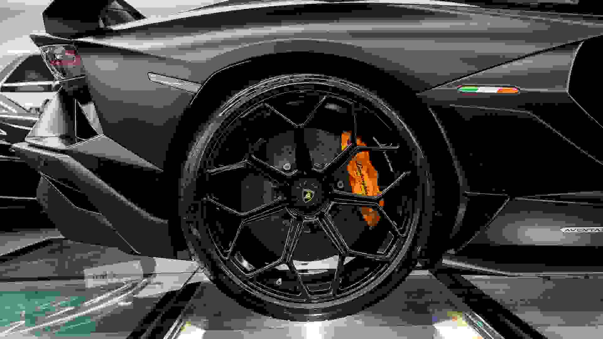 Lamborghini Aventador Photo b9b88ce5-c915-4325-a8f6-8d8e266528e0.jpg