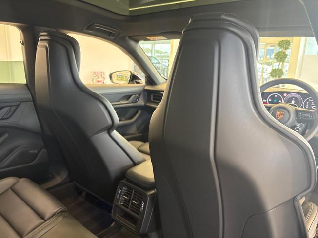 PORSCHE Taycan Photo 45