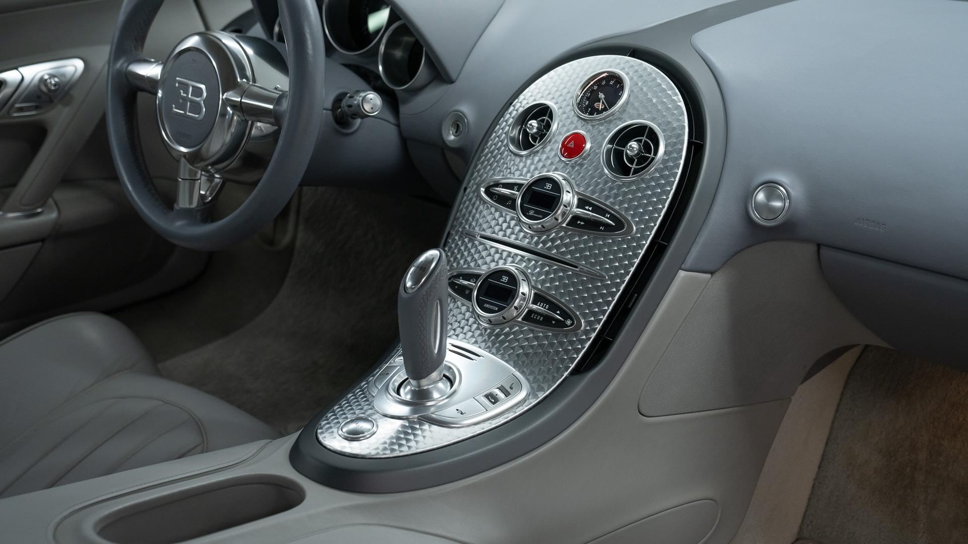 Bugatti Veyron Photo bad4ccdc-df15-4a22-b3f5-b376e00301da.jpg