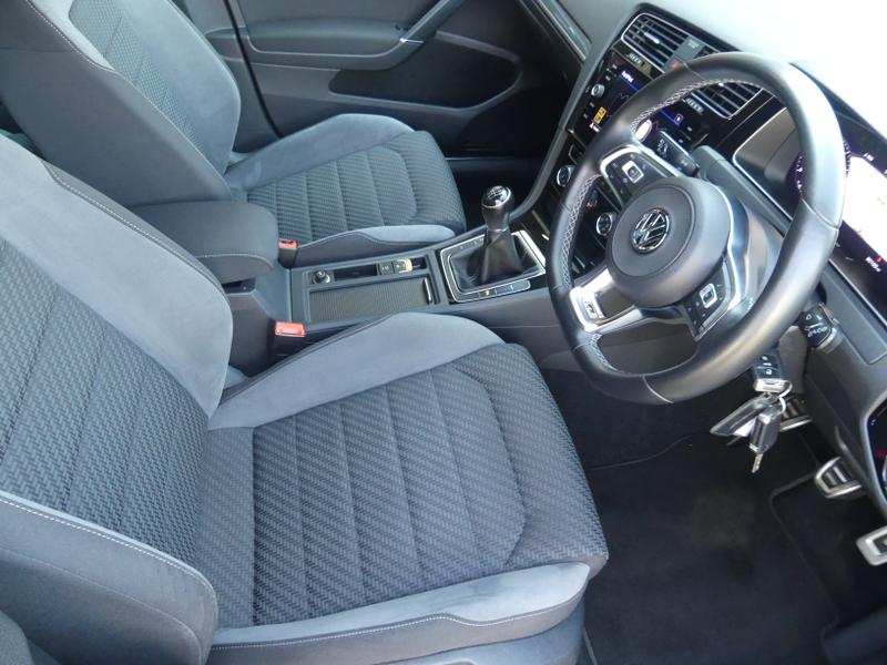 Volkswagen Golf Photo bb001a20-3d2d-4fdb-b802-3bcdfb1e7dce.jpg