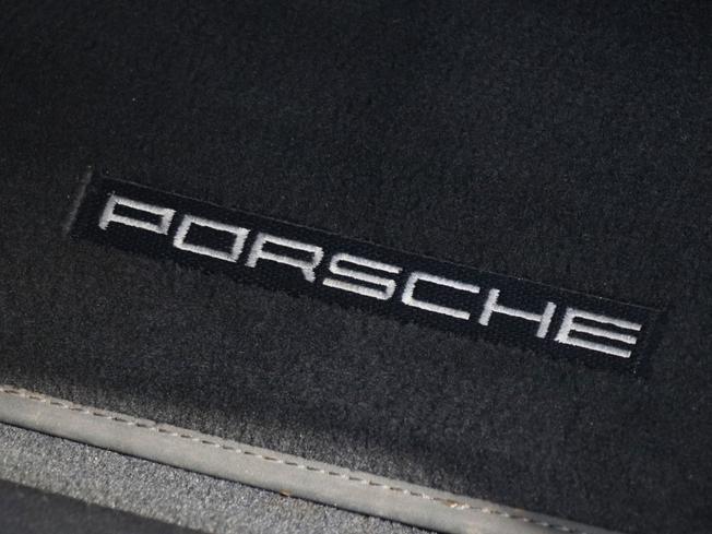 PORSCHE Taycan Photo 26