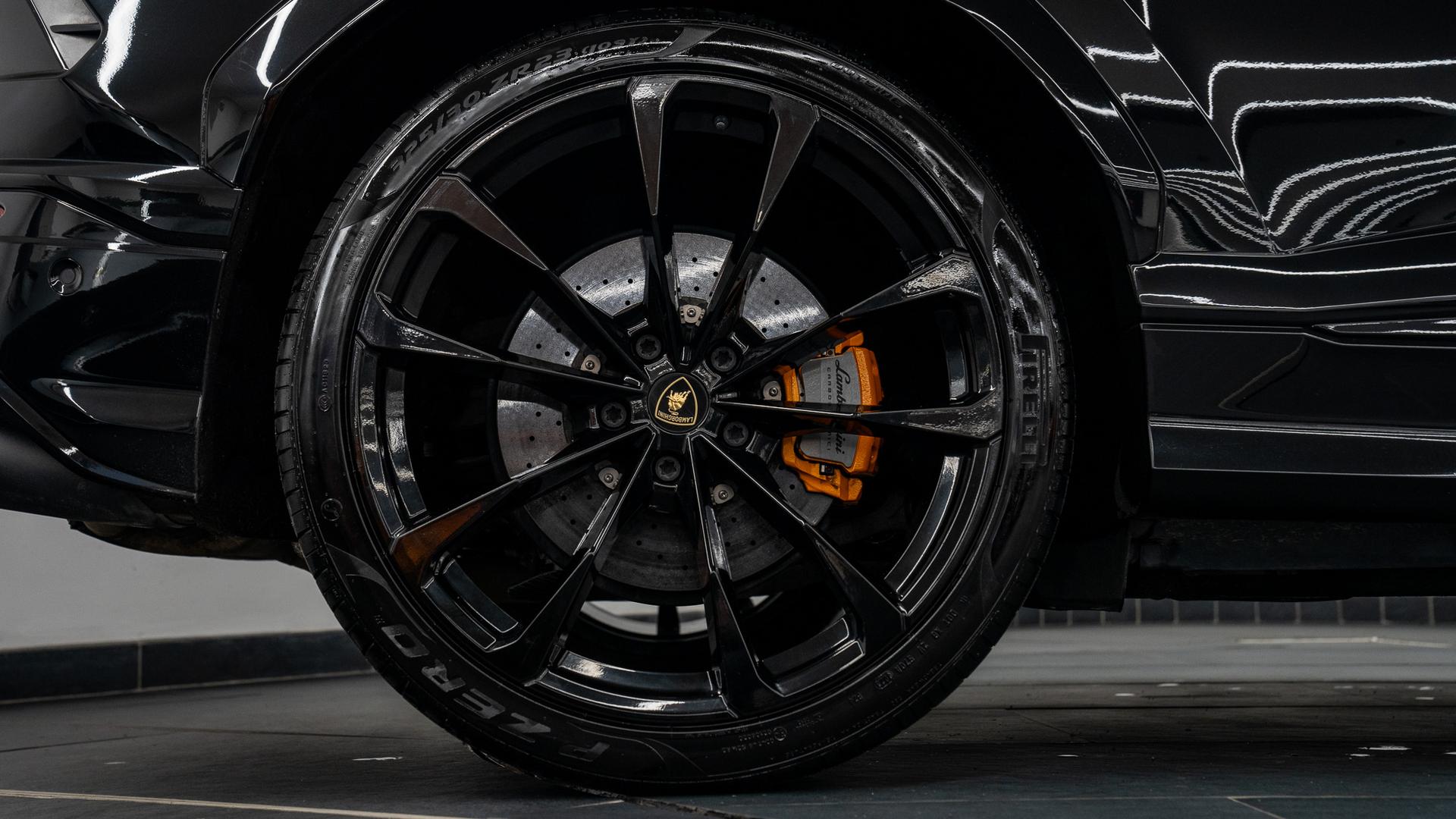 LAMBORGHINI Urus Photo bba0cf32-b6e1-4156-8f84-6a7431793f8b.jpg