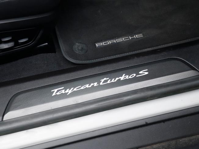 PORSCHE Taycan Photo 36