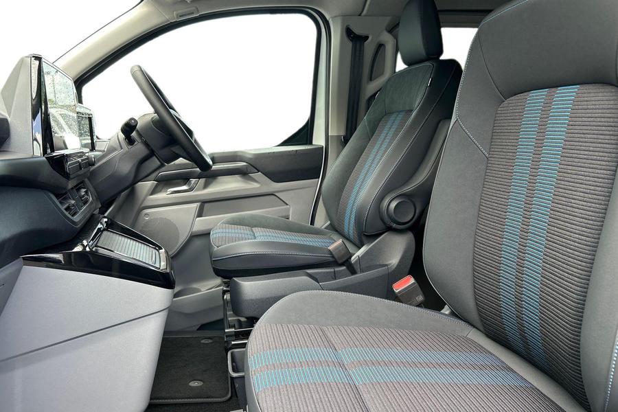 Ford TRANSIT CUSTOM Photo bc008781-28e3-4479-810b-745cc25229dc.jpg