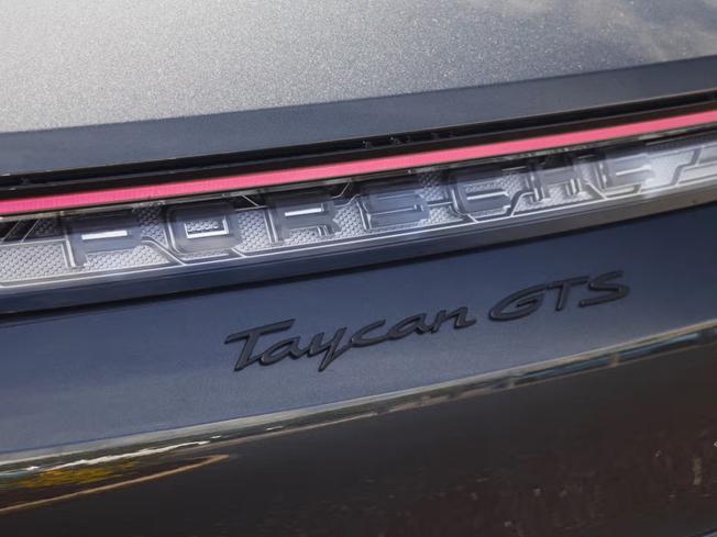PORSCHE Taycan Photo 10