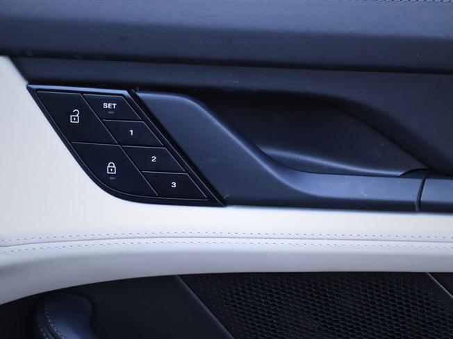 PORSCHE Taycan Photo 18