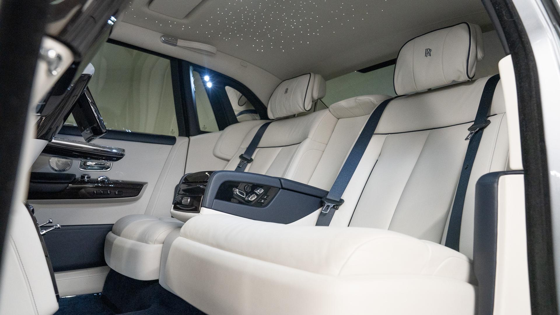 Rolls-Royce Phantom Photo bc9a408f-a36f-49f0-a14c-531469c914aa.jpg
