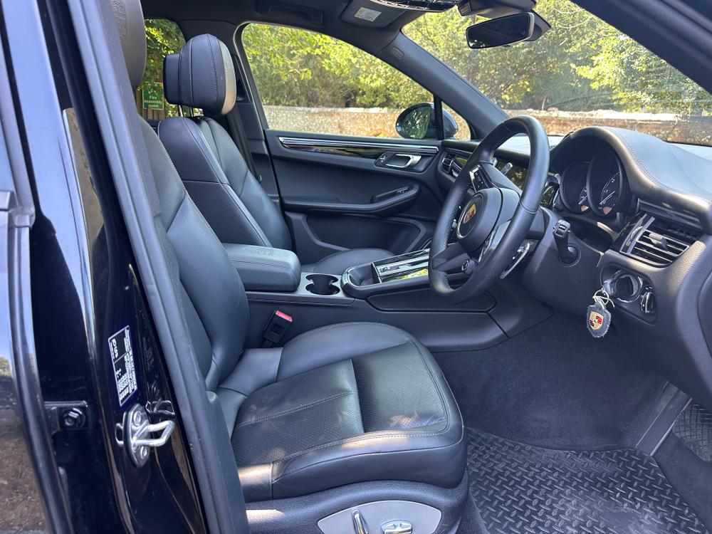 Used Porsche Macan RO22EWX 24