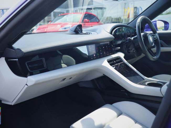 PORSCHE Taycan Photo 44