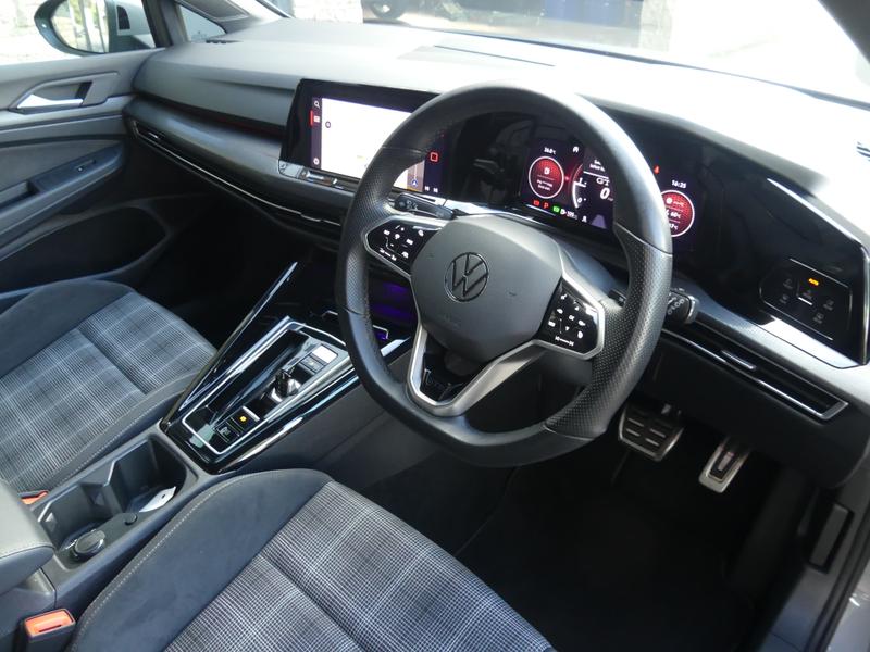 Volkswagen Golf Photo bd63190d-319d-4787-ad38-c8fd9ceadbc4.jpg