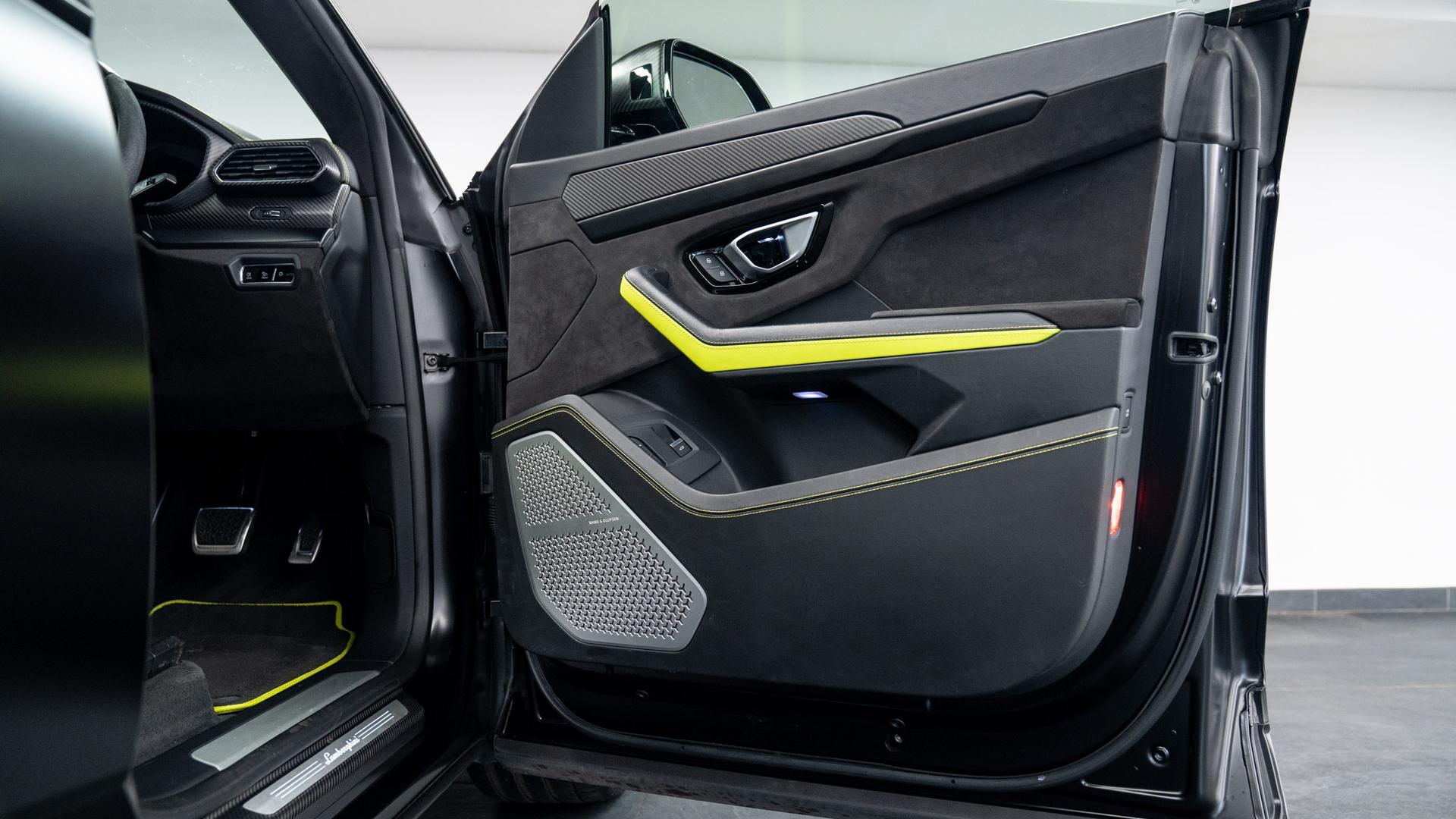 LAMBORGHINI Urus Photo bd6a723a-876d-40f6-baf7-68fbbb2edae5.jpg