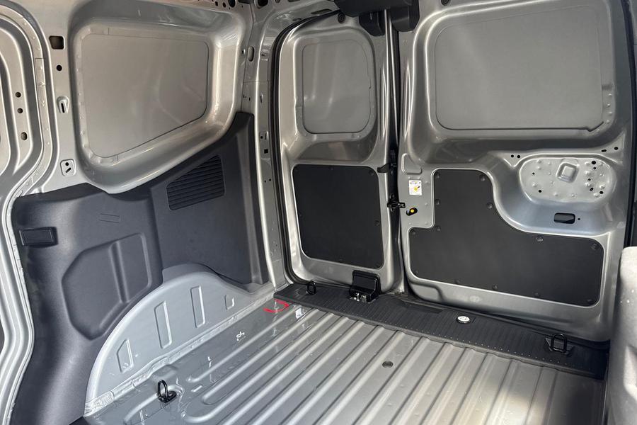 Ford TRANSIT COURIER Photo bd7eb0ff-c52f-4273-8ab0-4b7d6e4a82c3.jpg