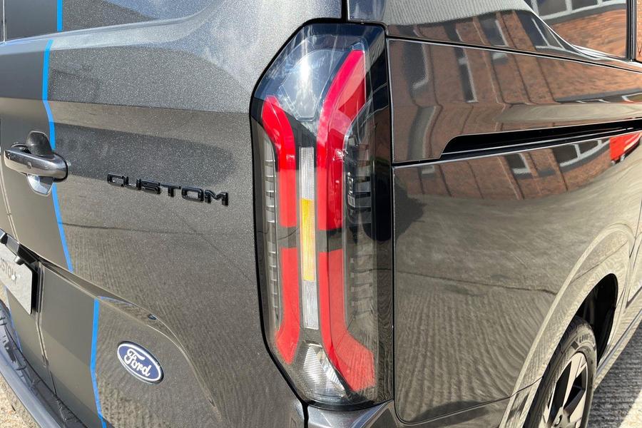 Ford TRANSIT CUSTOM Photo bde83994-1ae2-4b34-9dc0-356671481792.jpg