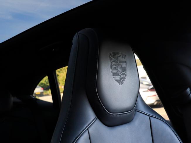 PORSCHE Taycan Photo 15