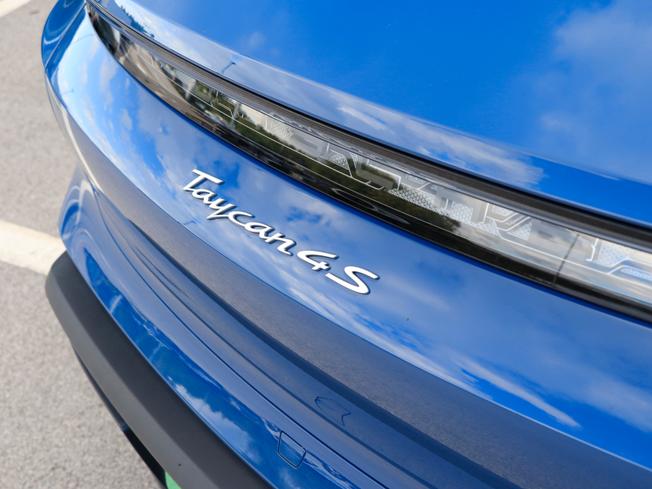 PORSCHE Taycan Photo 29