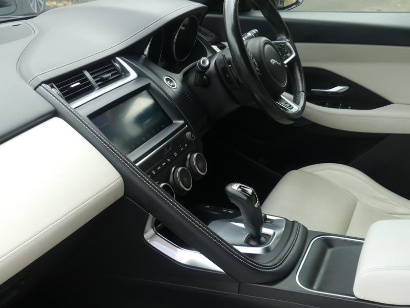 Jaguar E-PACE Photo be3e5bca-f041-4283-b0a3-7e33c1023227.jpg
