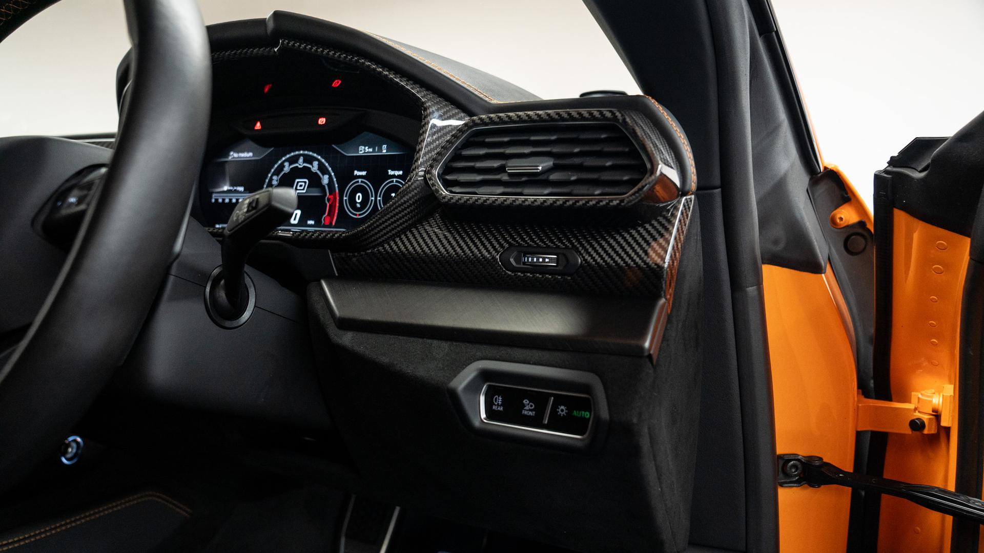 LAMBORGHINI Urus Photo beb924e6-537b-4f51-b107-6e0f087d214f.jpg