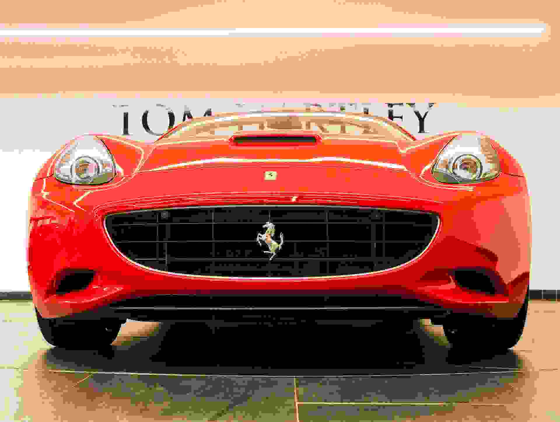Ferrari CALIFORNIA Photo bed266f1-979b-4a6e-9025-e21723180bec.jpg