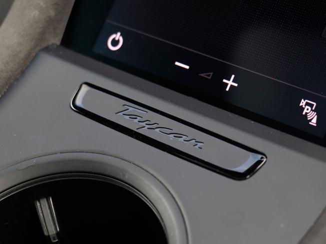 PORSCHE TAYCAN Photo 36