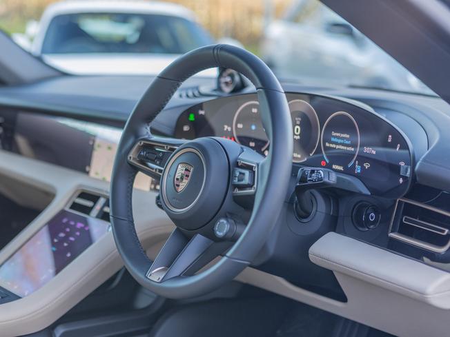 PORSCHE Taycan Photo 7