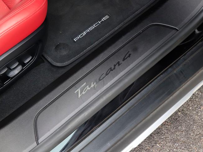 PORSCHE Taycan Photo 16
