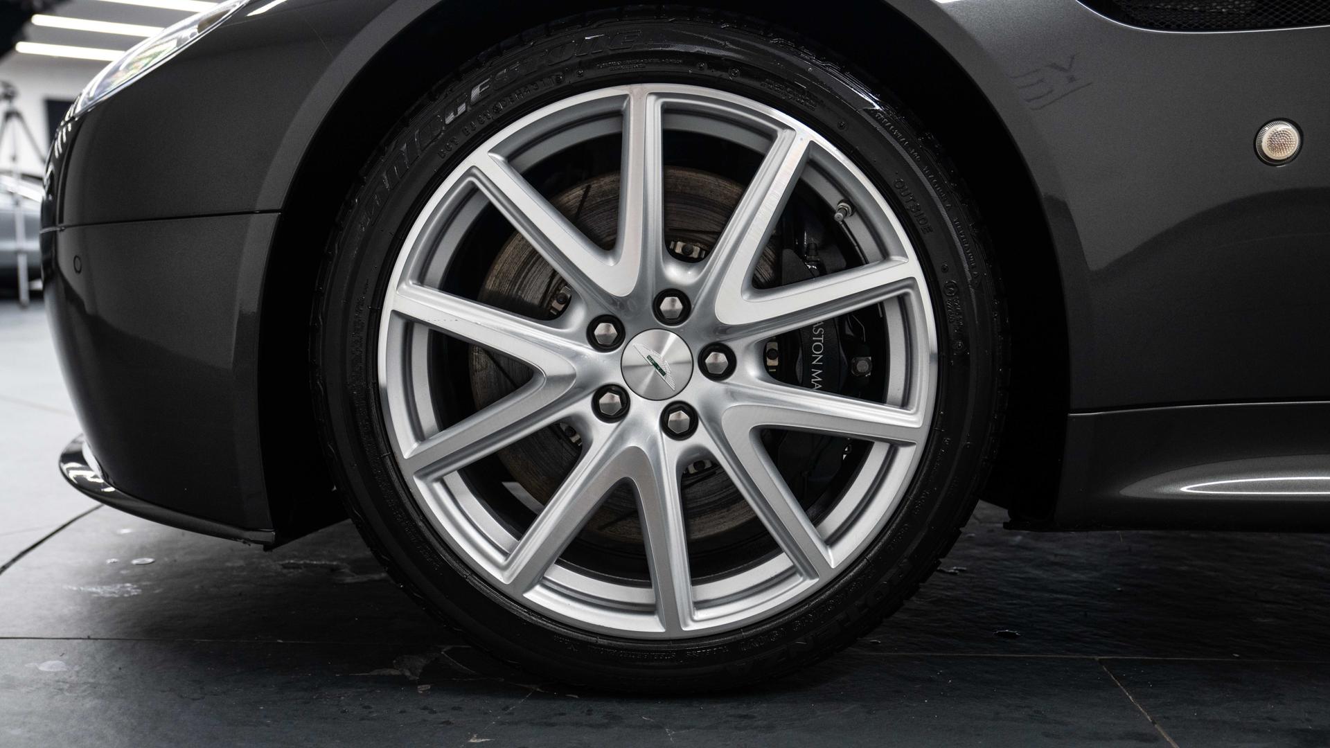 Aston Martin Vantage Photo bfa1daa5-5fe5-44ef-bc3a-5a1363ad665a.jpg