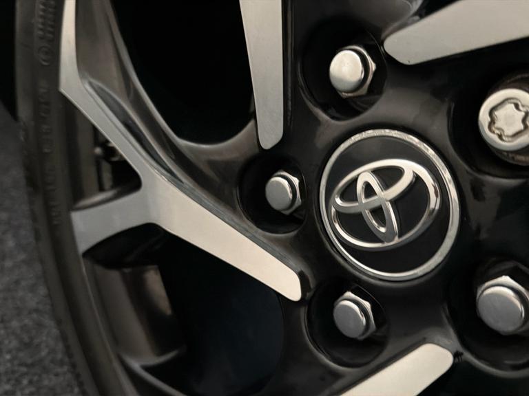 Toyota C-HR Photo bsapi-0424391796c22999ee9eee4fa16471dcf1cb5b8f.jpg