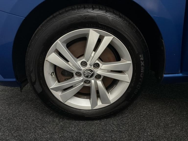 Skoda FABIA Photo bsapi-06e84bd12322f19b3f9f087699d60634f34f636e.jpg