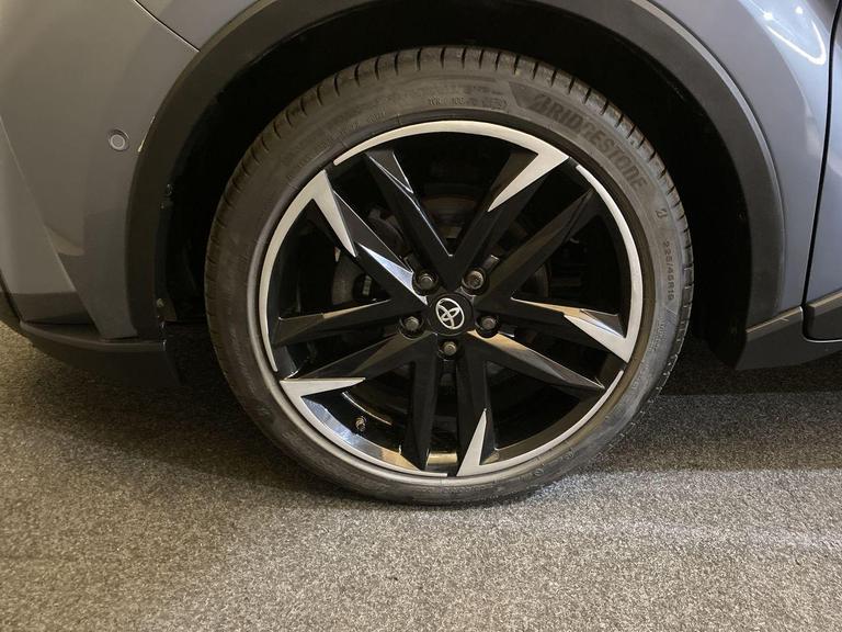 TOYOTA C-HR Photo bsapi-08351ac37433d08c3f8260260097b9f101884265.jpg