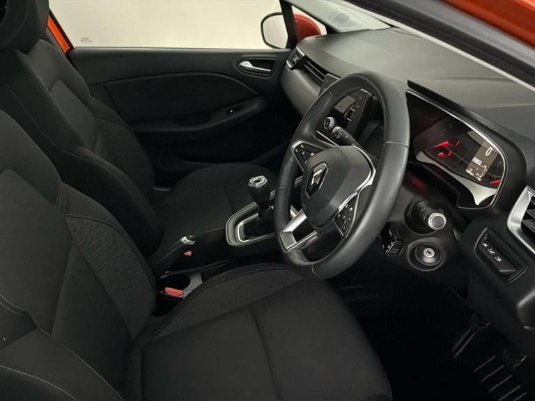 RENAULT Clio Photo bsapi-0956640b668b71cd4b17ac1a108a054de1f5d03a.jpg