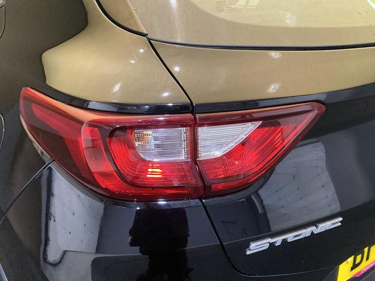 Kia STONIC Photo bsapi-09df783a175a8e7cee5c82fcadaf36b0c40261c7.jpg