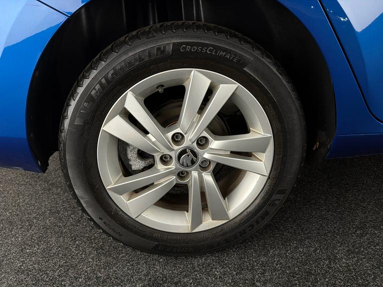 Skoda FABIA Photo bsapi-09e22a41ae953f81509a8ffdc0577c98667aab16.jpg