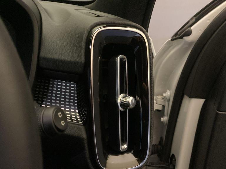 VOLVO XC40 Photo bsapi-0bb18a938d9925cfae946f813a3443a9515b6a48.jpg
