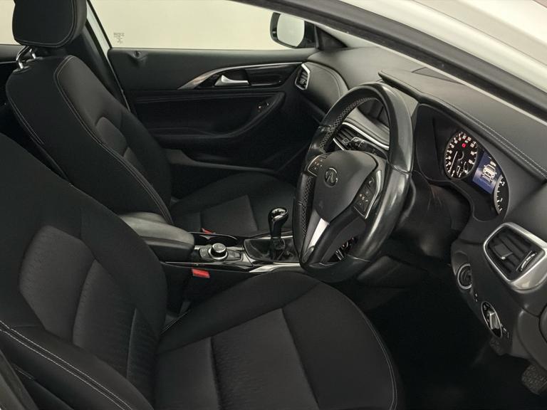 INFINITI Q30 Photo bsapi-0c12e8180f47e0acfbe79e19275ae445220a0e64.jpg