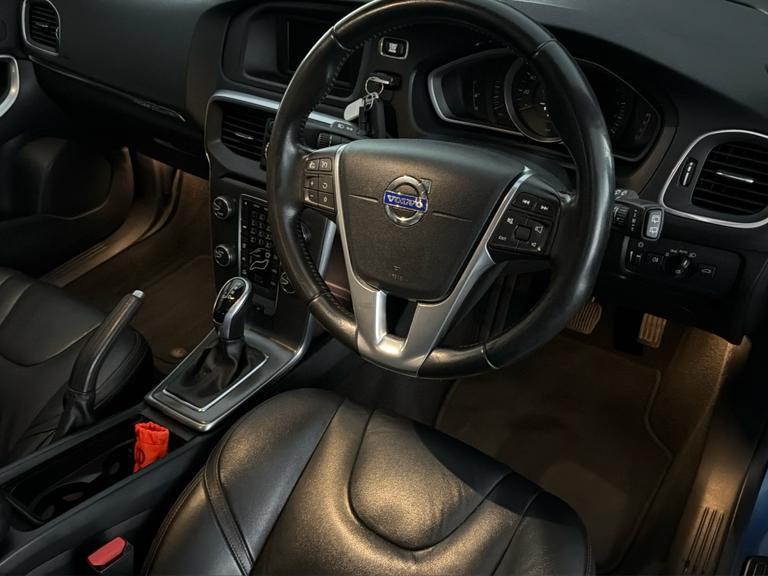 VOLVO V40 Photo bsapi-0d6a2bc7d997b9830f391a1bb3da9c6746e8a607.jpg