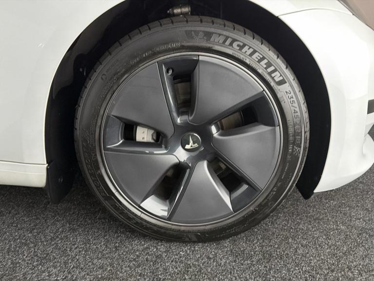 TESLA Model 3 Photo bsapi-152477890c27300222f8534e0f0d6c7afb9575ec.jpg