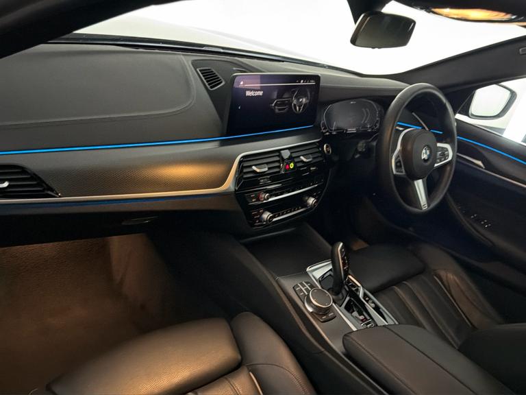 BMW 5 Series Photo bsapi-1652c2936040851685215271e591514b45caad96.jpg
