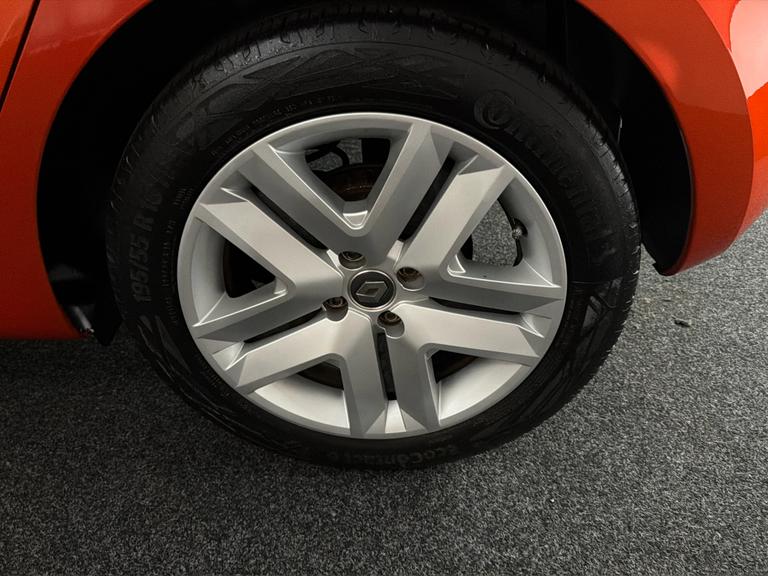 RENAULT Clio Photo bsapi-1873ebff014e973804f136bed4a4d5a2c53ab4a0.jpg