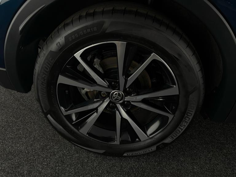 TOYOTA C-HR Photo bsapi-1d60346e610b04bca504a17d5fb14fc1399bf88e.jpg