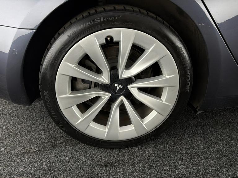 TESLA Model 3 Photo bsapi-268bbee4bb91dfa88dde6e375622158d67e6f8d8.jpg