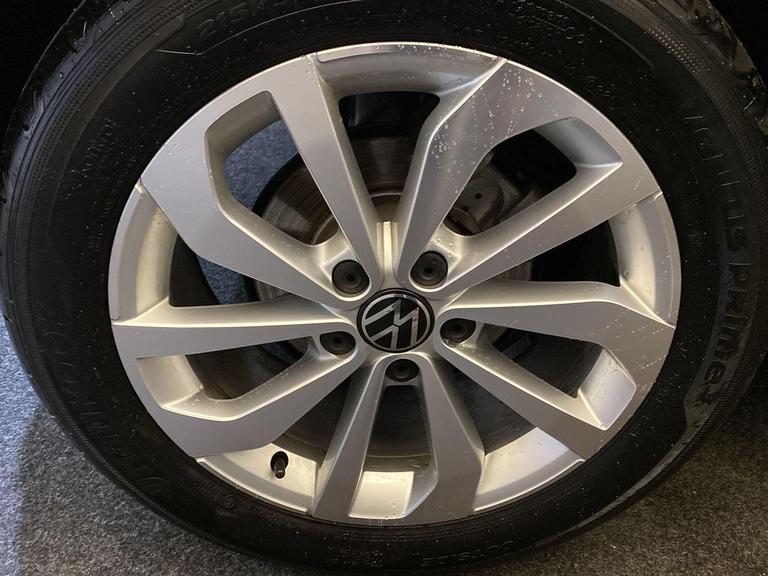 Volkswagen T-ROC Photo bsapi-293b4e1fcfa349c0b060bb85a3d9e4630ddeb7d0.jpg