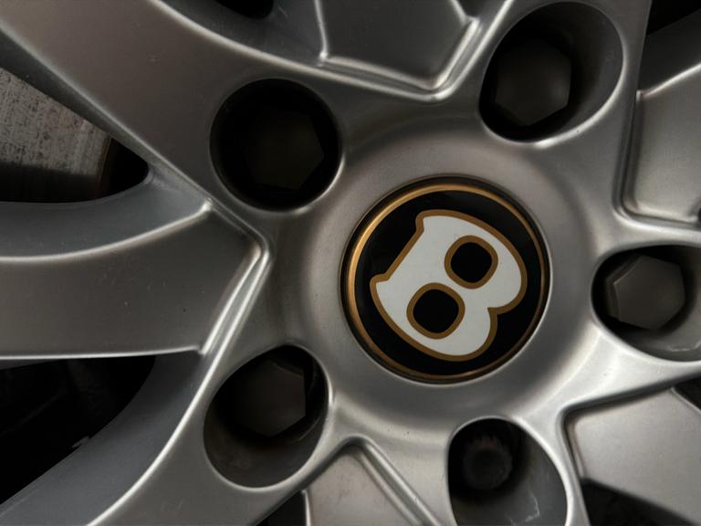 Bentley BENTAYGA Photo bsapi-2f753b1368b1fc55729b335725614424d4c75823.jpg