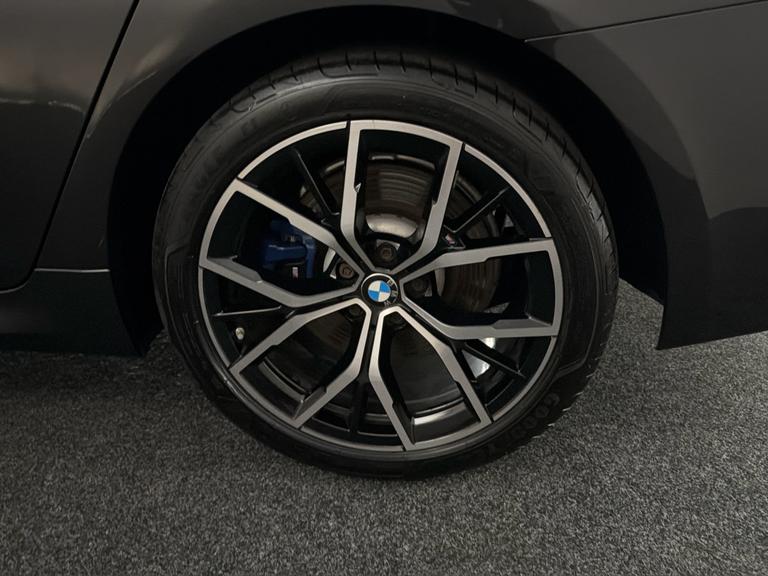 BMW 5 Series Photo bsapi-3333694e5f619f99a73f359bc0d17100c723e7b9.jpg